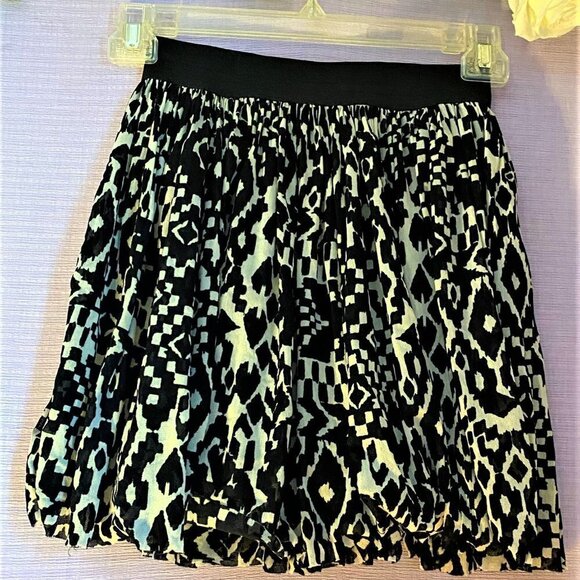 NWOT Vince Camuto Mini Skirt. Size Extra Small. - Picture 4 of 7